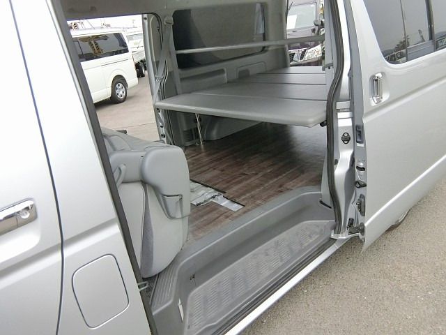 REGIUSACE 2WD van