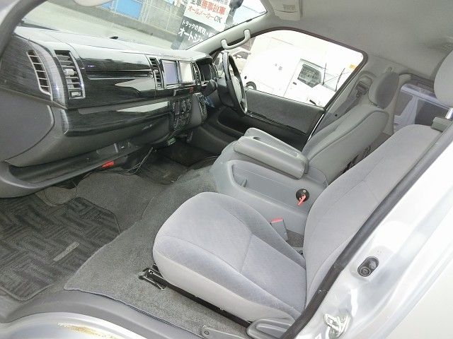 REGIUSACE 2WD van