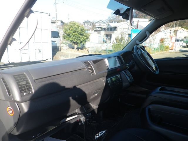 HIACE COMMUTER