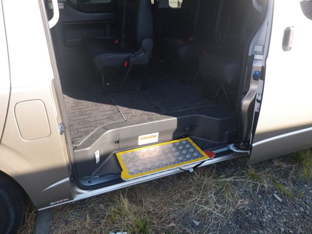 HIACE COMMUTER