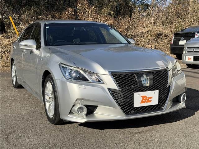 CROWN sedan hybrid