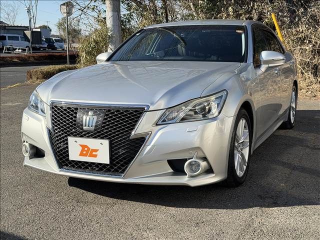 CROWN sedan hybrid