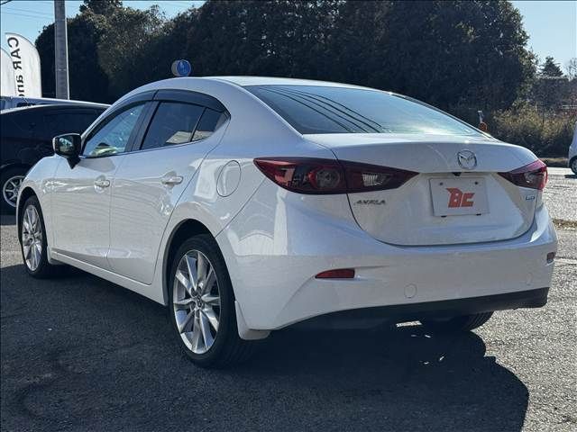 AXELA sedan