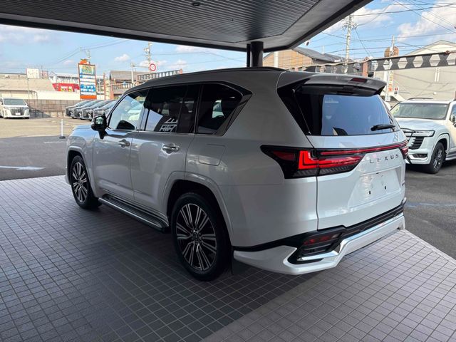 LEXUS LX600