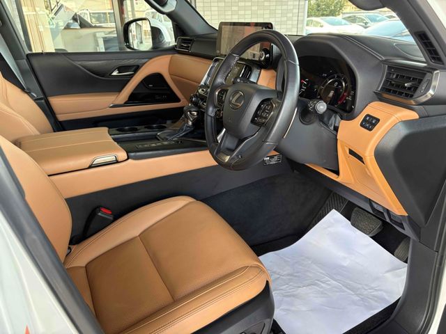 LEXUS LX600