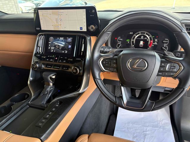 LEXUS LX600