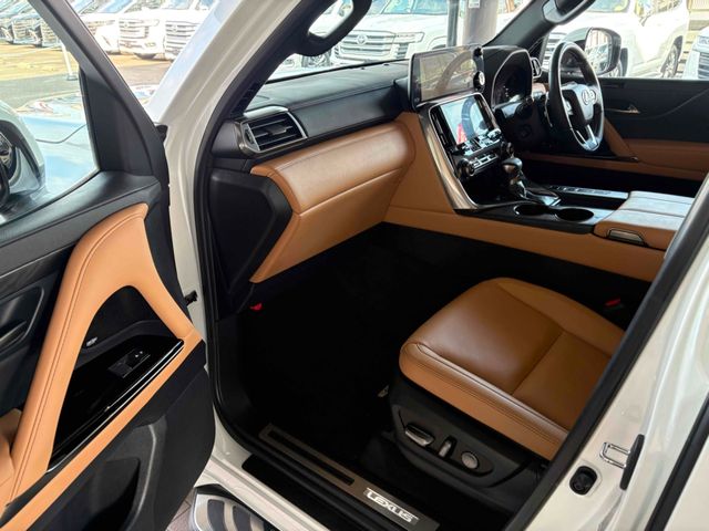 LEXUS LX600