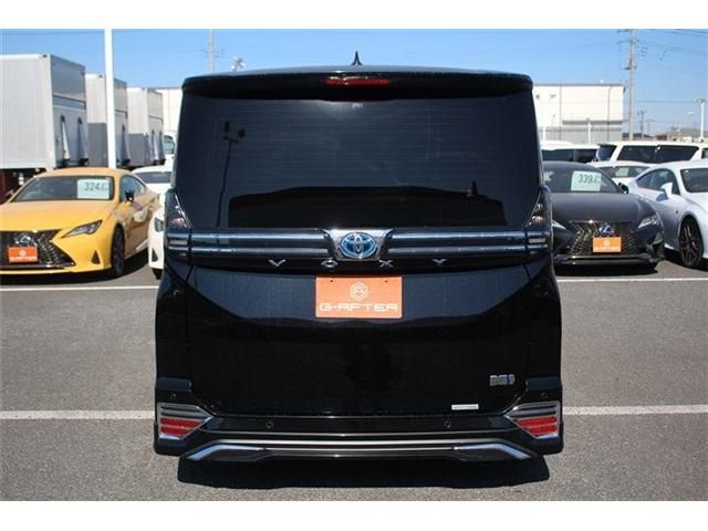 VOXY HYBRID