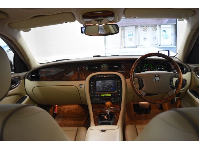 JAGUAR XJseries sedan
