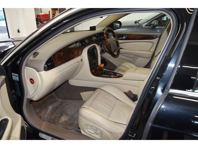 JAGUAR XJseries sedan