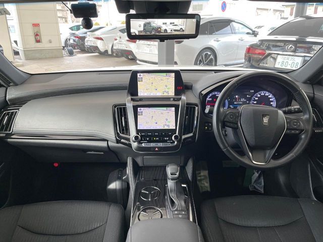 CROWN sedan hybrid