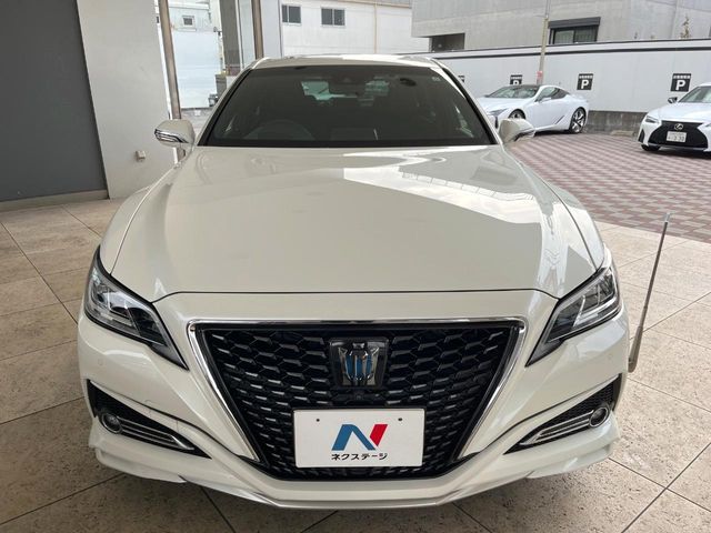 CROWN sedan hybrid