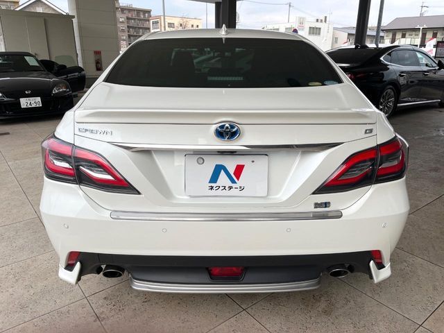 CROWN sedan hybrid