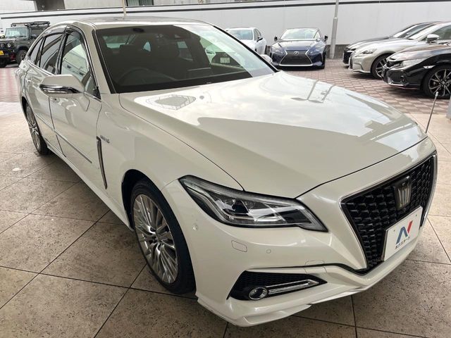 CROWN sedan hybrid