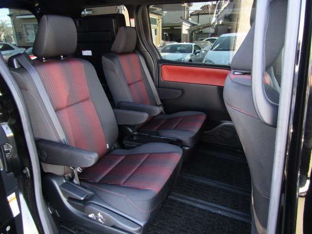 VOXY HYBRID 4WD