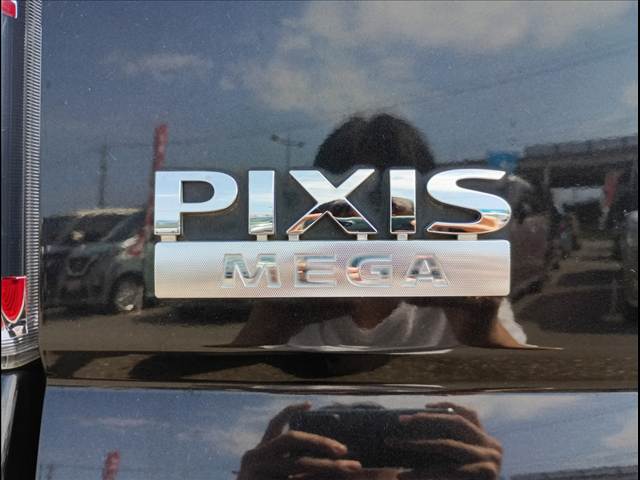 Pixis Mega