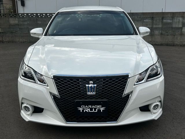 CROWN sedan hybrid