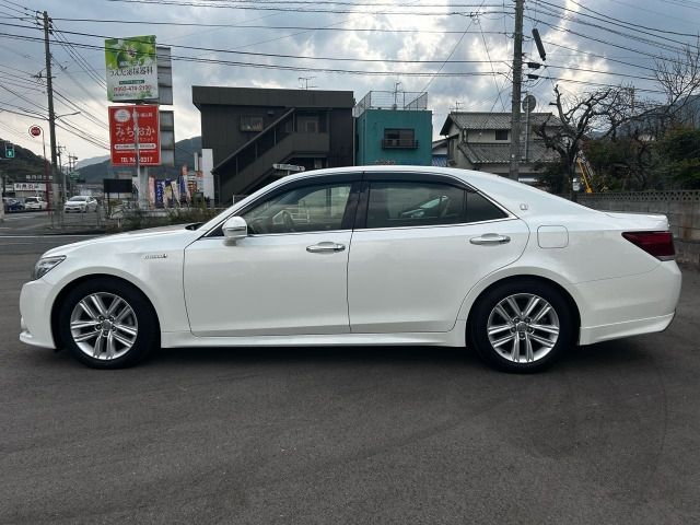 CROWN sedan hybrid