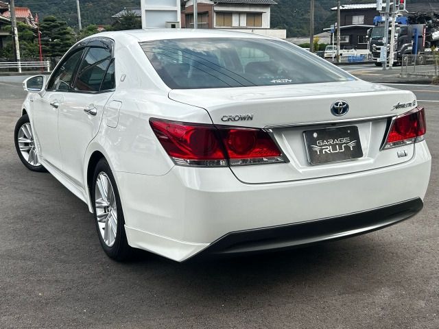 CROWN sedan hybrid