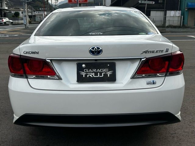CROWN sedan hybrid