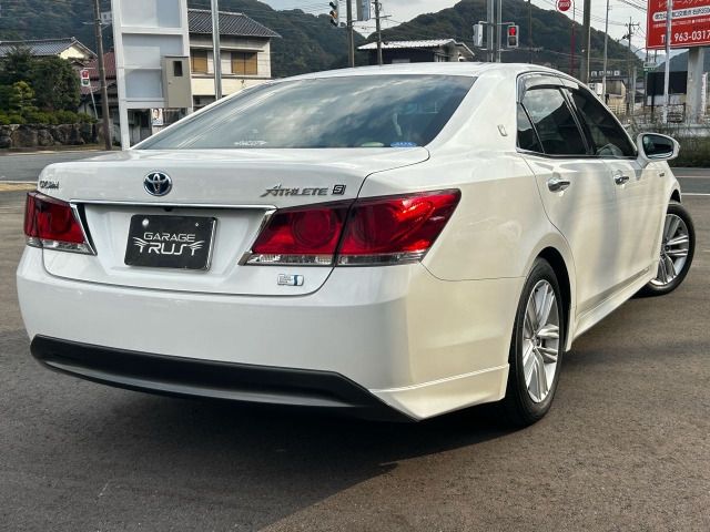CROWN sedan hybrid