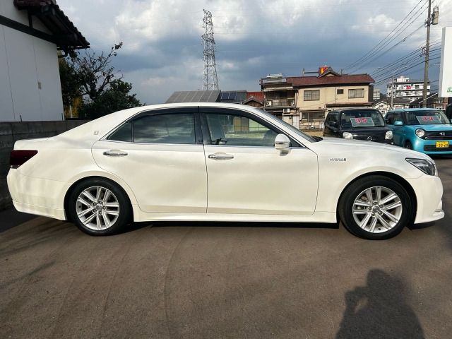CROWN sedan hybrid