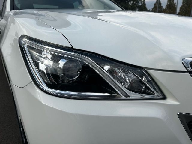 CROWN sedan hybrid
