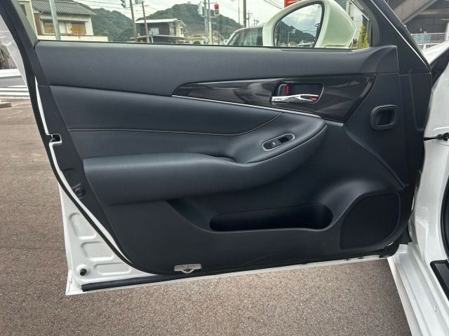 CROWN sedan hybrid