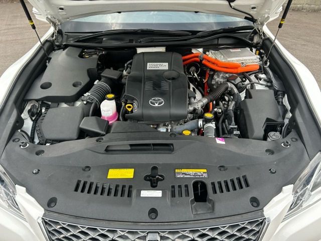 CROWN sedan hybrid