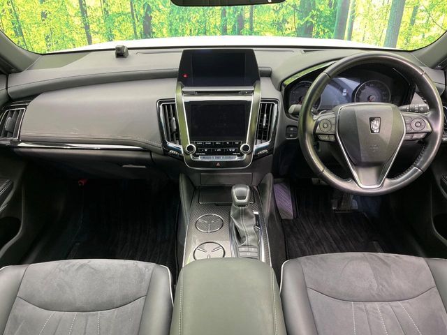 CROWN sedan hybrid