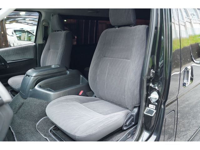 REGIUSACE 2WD van