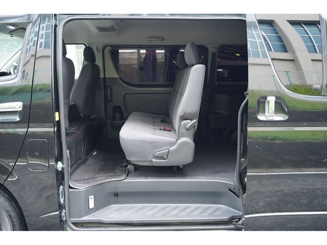 REGIUSACE 2WD van