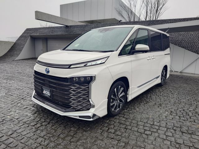 VOXY HYBRID