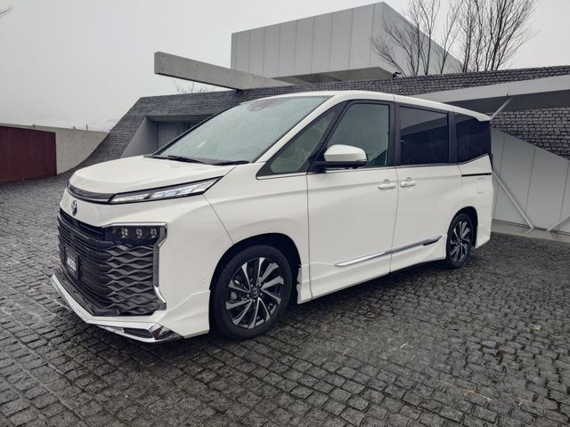 VOXY HYBRID