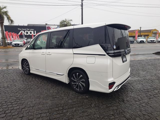 VOXY HYBRID