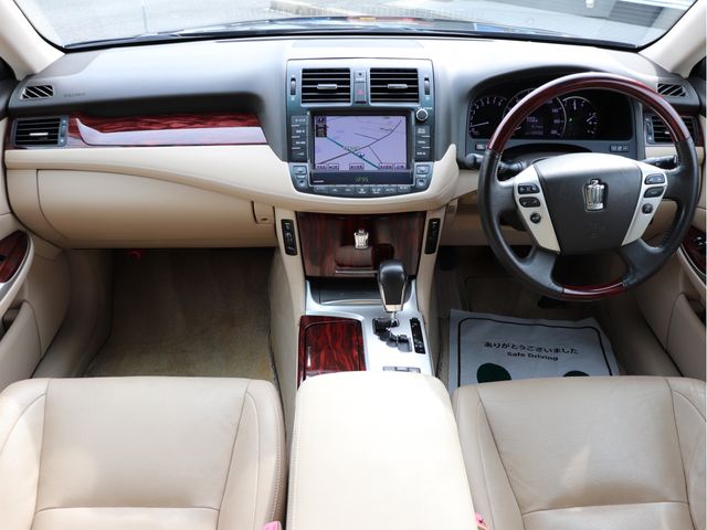 CROWN sedan