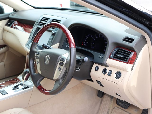 CROWN sedan