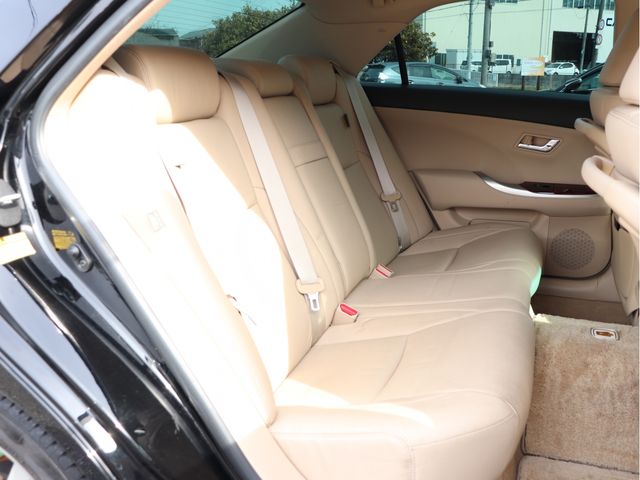 CROWN sedan