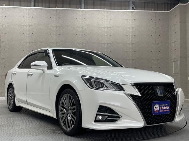 CROWN sedan hybrid