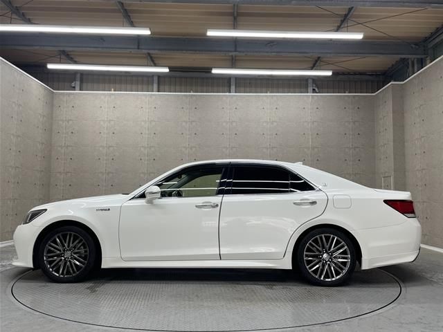CROWN sedan hybrid