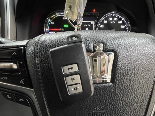 CROWN sedan hybrid