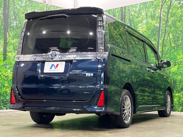 VOXY HYBRID