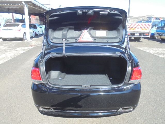 CROWN sedan
