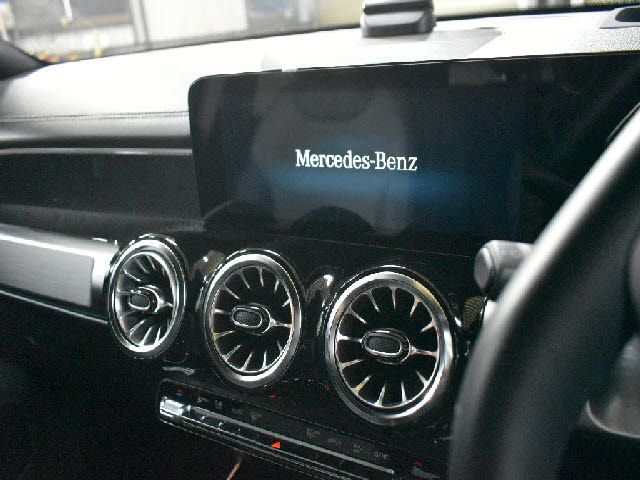 MERCEDES BENZ GLB