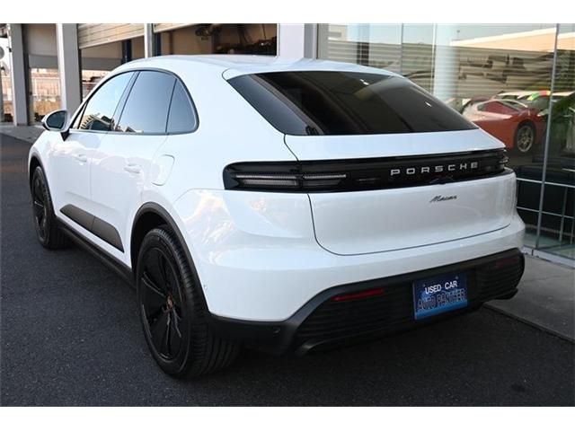 PORSCHE Macan Electric