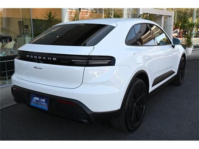 PORSCHE Macan Electric