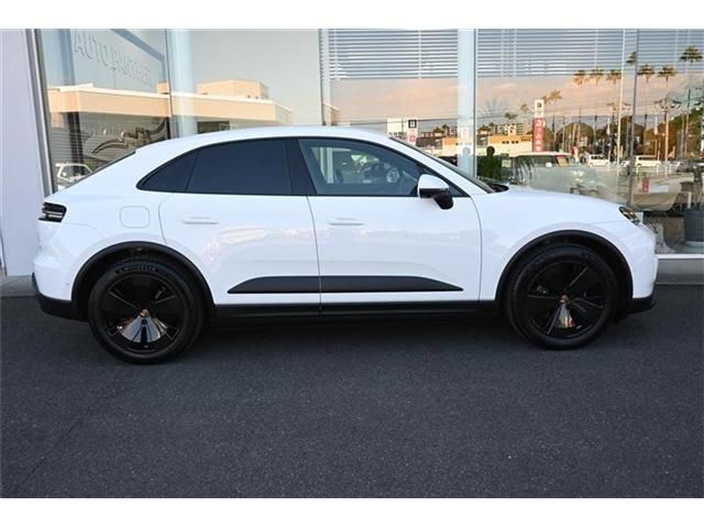 PORSCHE Macan Electric