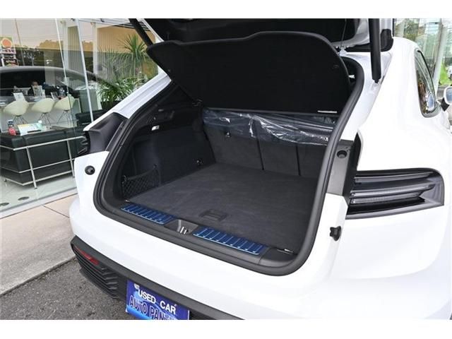 PORSCHE Macan Electric