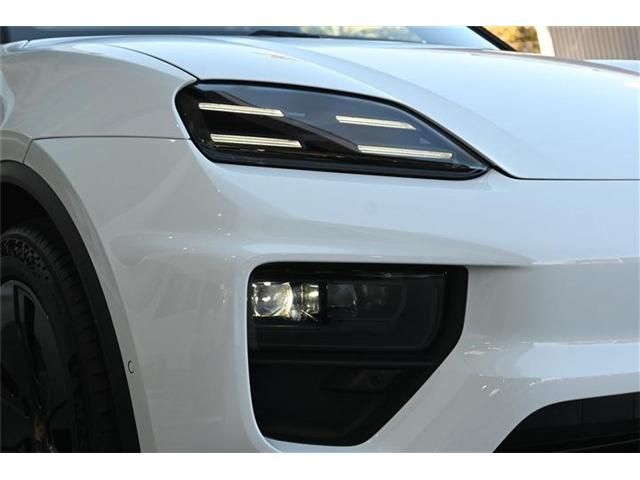 PORSCHE Macan Electric