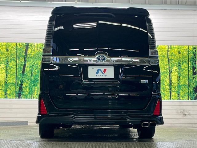 VOXY HYBRID